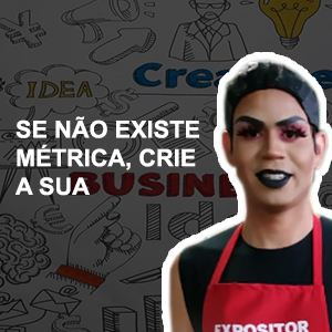 Frase ao lado esquerdo e a drag queen (Victória Invicta) ao lado direito