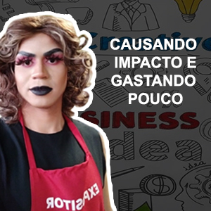 Drag Queen ao lado esquerdo, frase do lado direito