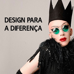 Fundo neutro em tom de cinza, drag queen Sasha Velour no lado direito, frase "Design para a Diferença" no lado esquerdo.
